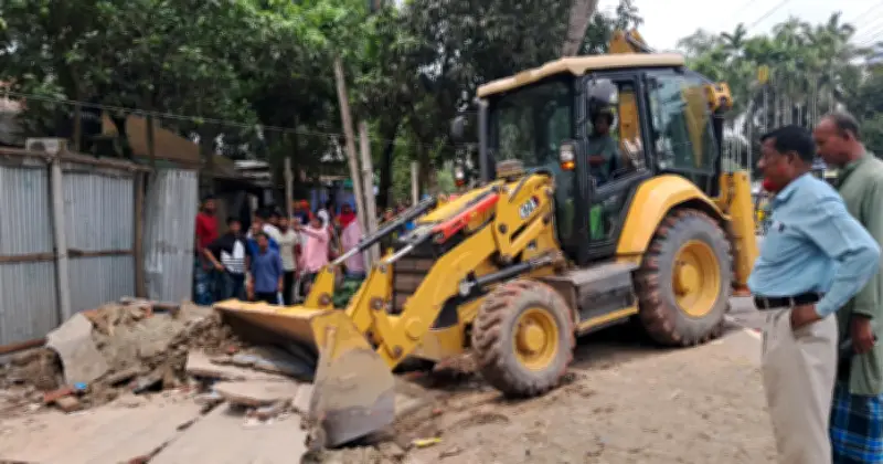চাঁদপুর-কুমিল্লা সড়কে অবৈধ স্থাপনা উচ্ছেদ শুরু