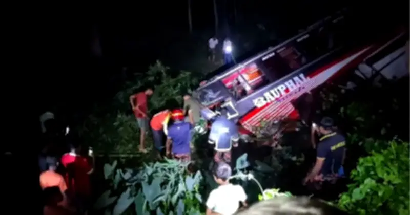 বাউফলে বাস খাদে পড়ে নিহত ১, আহত ১০
