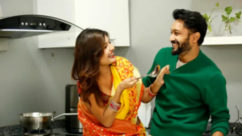 ব্যস্ততার মাঝেও দাম্পত্য সম্পর্ক সুন্দর রাখার ৫ সহজ উপায়