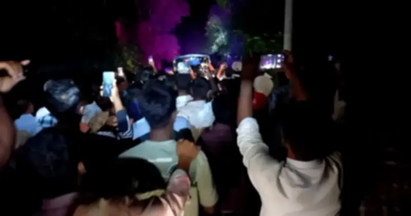 প্রেমে ব্যথা পেয়ে ৪৬০ ফুট টাওয়ারে উঠে লাফানোর হুমকি যুবকের
