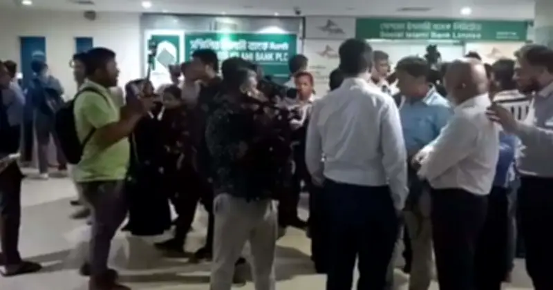 আগ্রাবাদে একীভূত ব্যাংকের শাখায় তালা দিলেন আমানতকারীরা