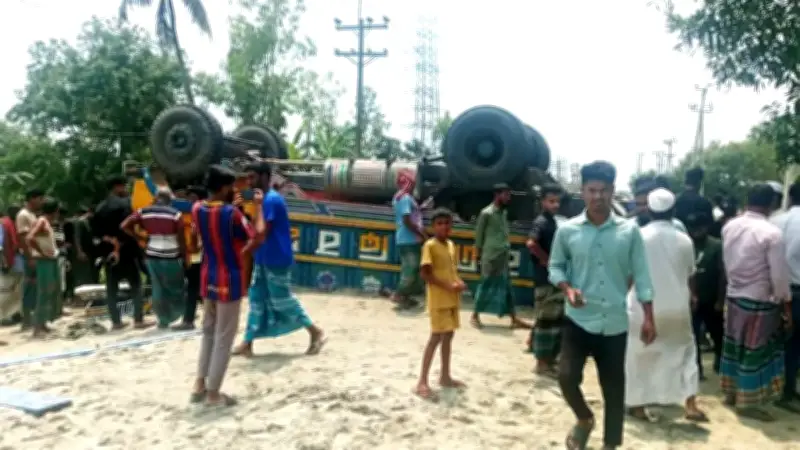 ময়মনসিংহে ট্রাক-অটোরিকশা সংঘর্ষে নিহত ৪