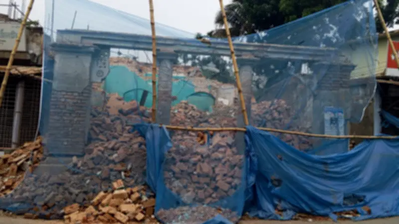 পুঠিয়ায় ঐতিহাসিক দারোয়ানবাড়ি ভাঙার অভিযোগ, দখলদারকে নিষেধ করেও ভাঙছে