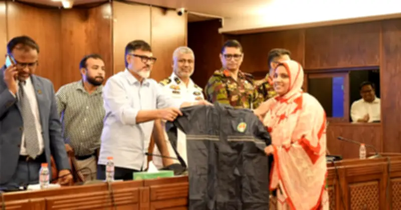 ঢাকা উত্তর সিটির বর্ষা মৌসুমে পরিচ্ছন্নতাকর্মীদের রেইনকোট বিতরণ