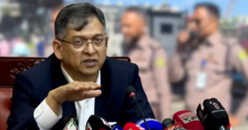 পুলিশের নতুন পোশাক মানানসই নয়: স্বরাষ্ট্রমন্ত্রী