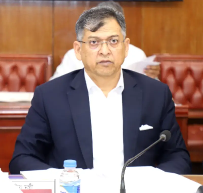 পুলিশের পোশাক পরিবর্তন: নেভি ব্লু শার্টের সাথে খাকি প্যান্ট