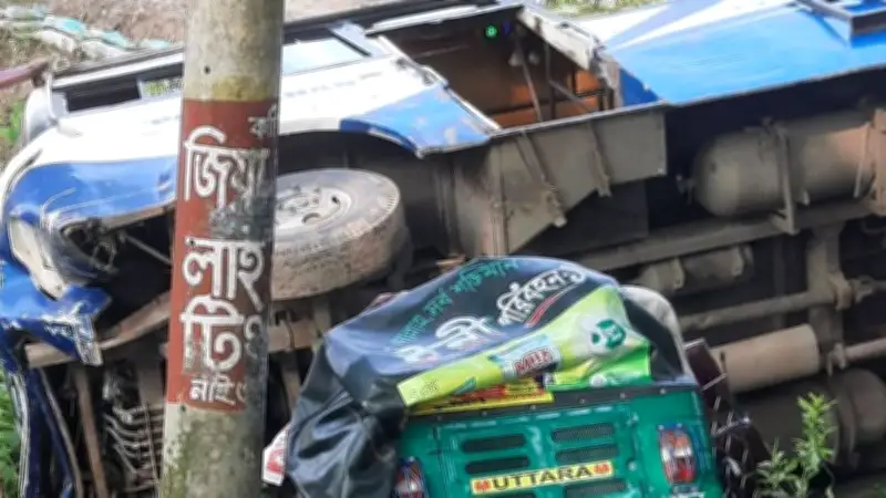 বাসের ধাক্কায় একই পরিবারের তিনজনসহ নিহত ৬