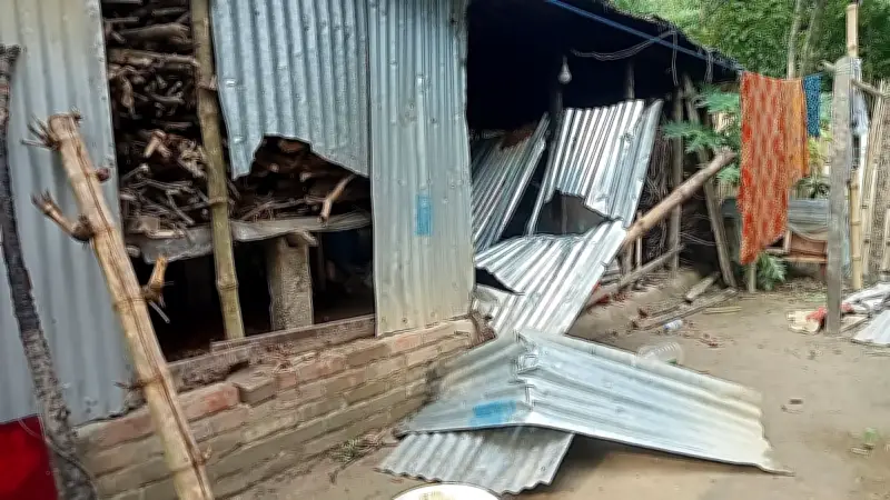 ফরিদপুরের সালথায় আধিপত্য বিস্তার নিয়ে দুই পক্ষের সংঘর্ষ, ২০-২৫ বাড়ি ভাঙচুর