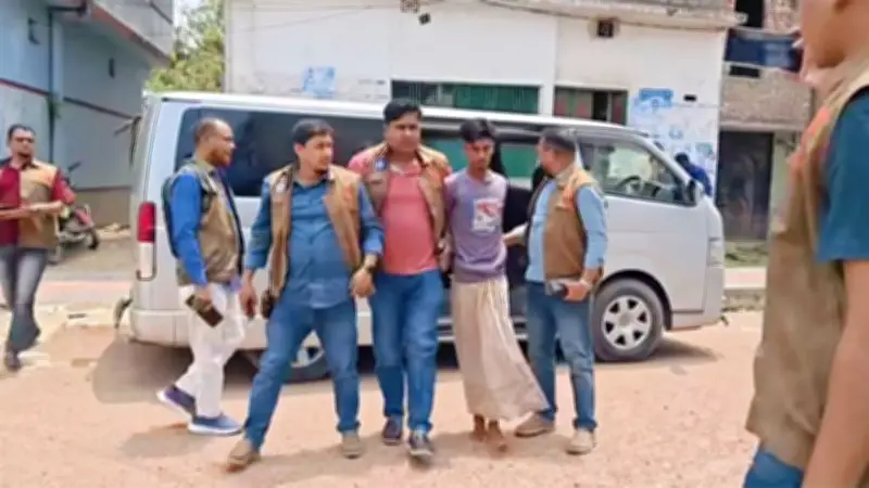 নাটোরে ব্যবসায়ীকে গলা কেটে হত্যা, স্ত্রী ও ছেলে আটক