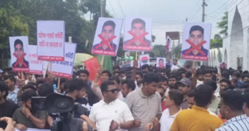 নোয়াখালীতে ছাত্রদলের পদবঞ্চিতদের বিক্ষোভ, টায়ার জ্বালিয়ে সড়ক অবরোধ