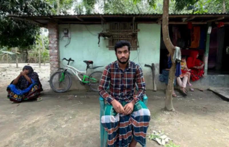 দালালের নির্যাতনে জর্জরিত হয়ে ৮ মাস পর বাড়ি ফিরল তরুণ সাকিব