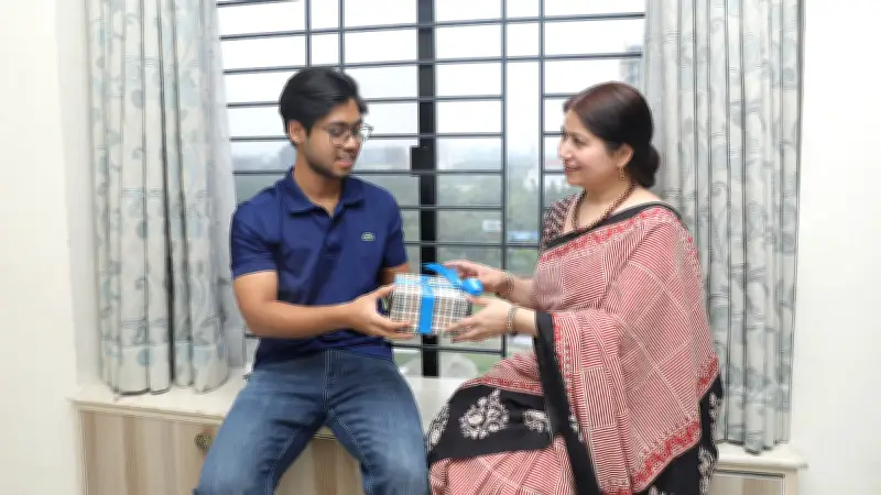 মা দিবসে মাকে বিশেষ উপহারে জানান ভালোবাসা