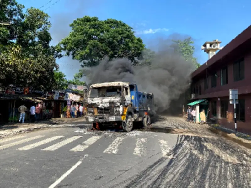 রাজশাহীতে সড়ক দুর্ঘটনায় নিহতের পর বালুবাহী ট্রাকে আগুন