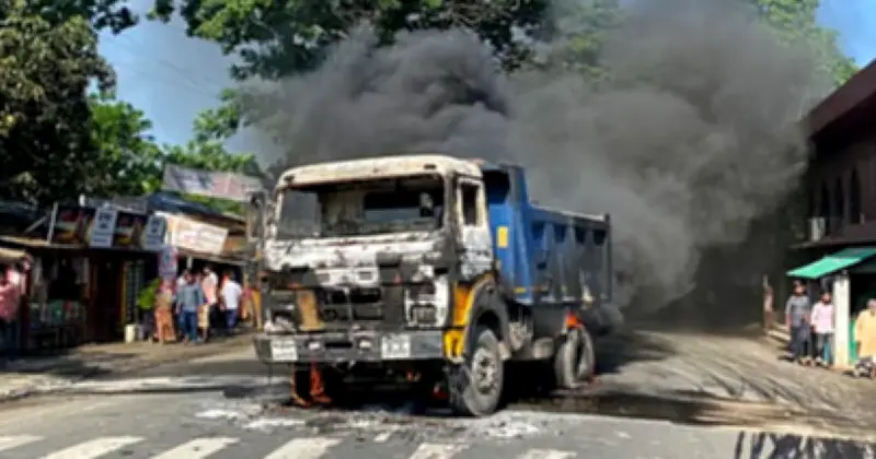 রাজশাহীতে বালুবাহী ট্রাকের চাপায় পথচারী নিহত, উত্তেজিত জনতা দুই ট্রাকে আগুন