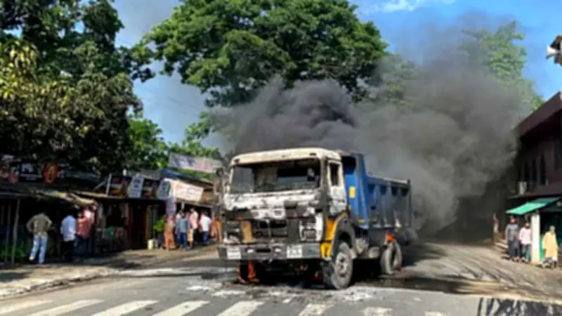 সড়কে ব্যবসায়ী নিহত, ডাম্প ট্রাকে আগুন, শিক্ষার্থীদের জন্য ই-বাস