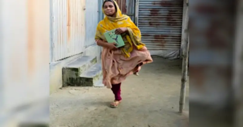 এক পায়ে লাফিয়ে কলেজে মেঘলা, দারিদ্র্য বড় বাধা