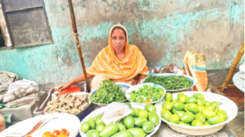 শাক বিক্রি করে সংসার চলে না, তবু টিকে থাকার লড়াই