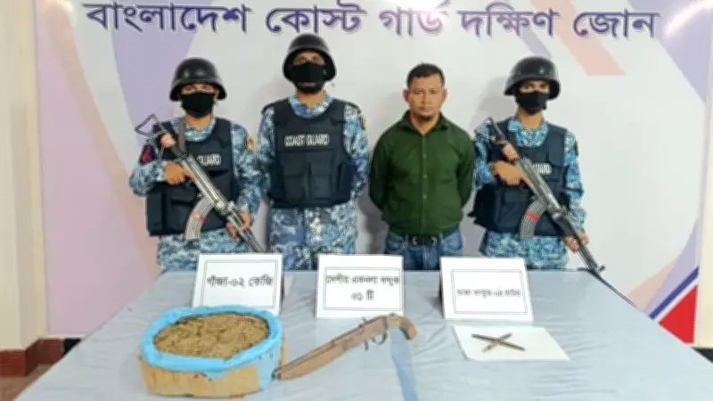 লঞ্চে অস্ত্র ও গাঁজাসহ যুবক আটক, হাদি হত্যার প্রতিবাদে কুপিয়ে জখম