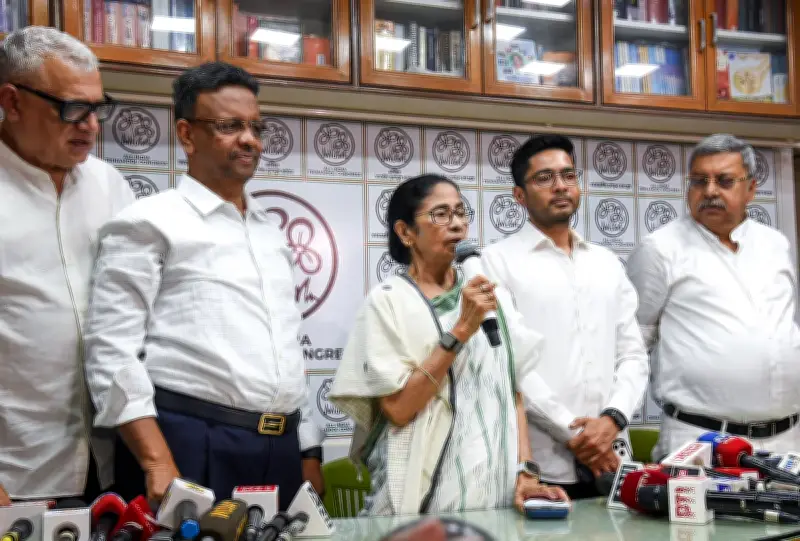 মমতার অভিযোগ নির্বাচন লুট হয়েছে, পদত্যাগ করবেন না