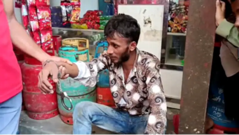 হাতকড়াসহ পালানো আসামি সজল মিয়াকে আটক করলেন স্থানীয়রা