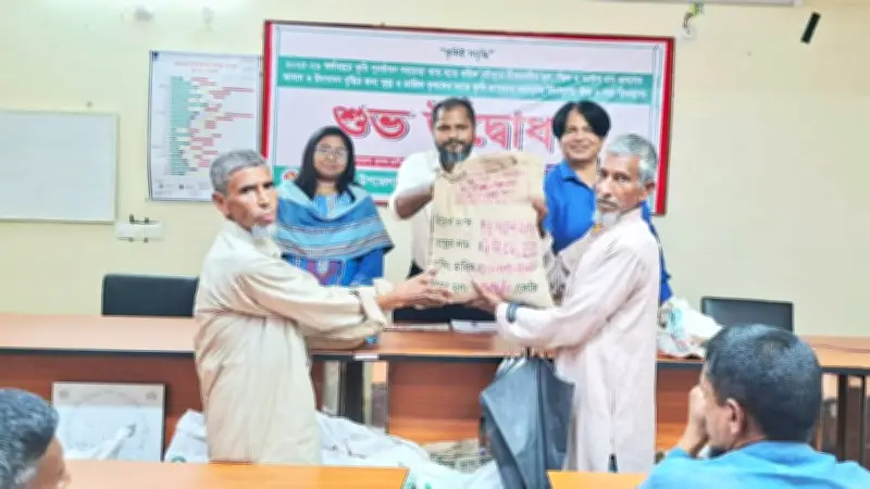 শরণখোলায় কৃষকদের জন্য বিনামূল্যে বীজ ও সার বিতরন শুরু