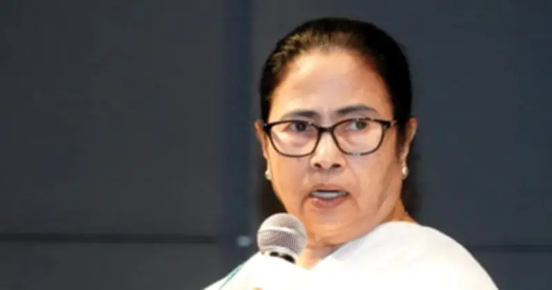 মমতা বন্দ্যোপাধ্যায়ের পদত্যাগ না করার সিদ্ধান্তে রাজনৈতিক সংকট