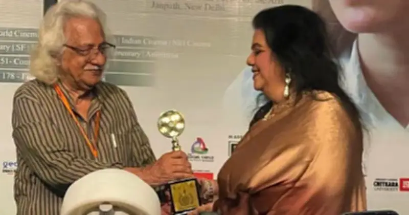 রুনা লায়লার মৃত্যুর গুজবে ক্ষোভ, দিল্লিতে পুরস্কার নিলেন