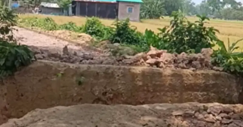 তানোরে গর্ত খুঁড়ে লাপাত্তা ঠিকাদার, ভোগান্তিতে এলাকাবাসী