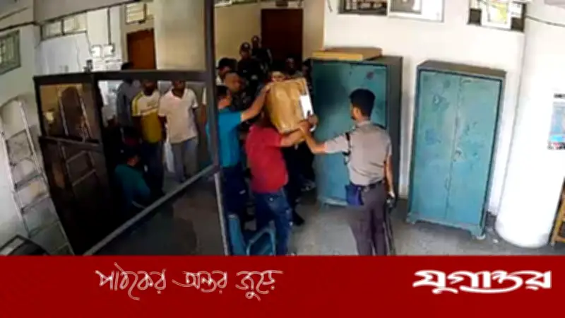 পুলিশের সামনে টেন্ডার বাক্স ছিনতাই, উদ্ধার এক ঘণ্টা পর