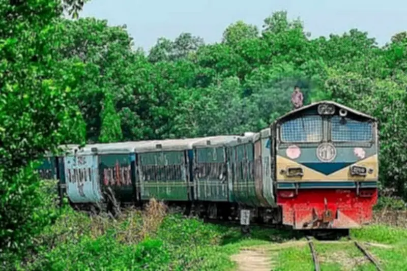চট্টগ্রাম বিশ্ববিদ্যালয়ে চলন্ত ট্রেনে পাথর নিক্ষেপ, শিক্ষার্থী আহত