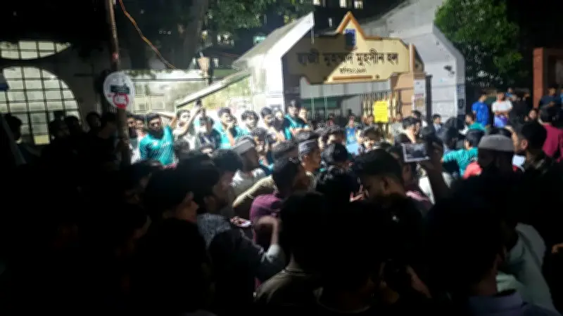 হল ফটকে ব্যানার নিয়ে ছাত্রদল-সংসদ সংঘর্ষ