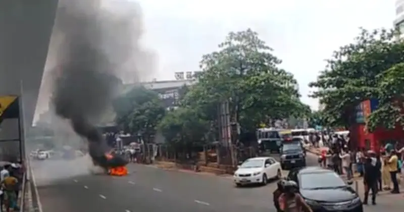 ফার্মগেটে চলন্ত প্রাইভেটকারে আগুন, হতাহত নেই