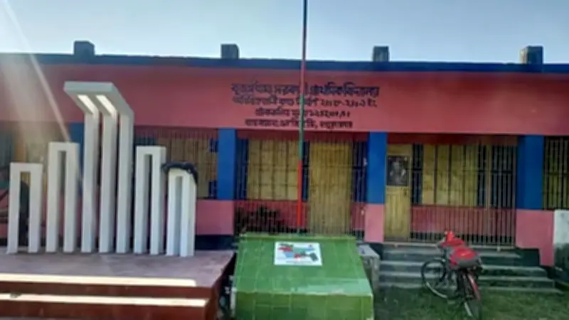 স্কুলের গাছের আম খাওয়ায় তিন শিশুকে বেত্রাঘাত ও জুতার মালা পরানোর অভিযোগ