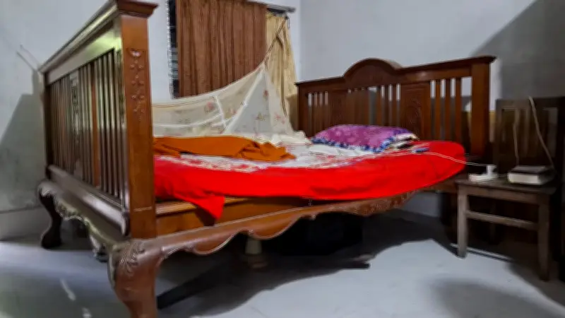 পুঠিয়া রাজবাড়ির পালঙ্ক কিনে ৩৫ বছর ধরে ব্যবহার করছেন মৎস্যচাষি