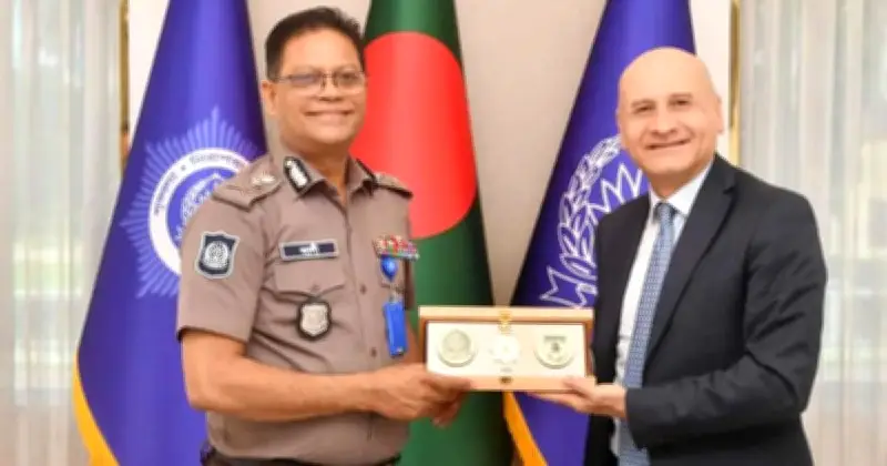 ইতালির রাষ্ট্রদূতের সঙ্গে আইজিপির সৌজন্য সাক্ষাৎ