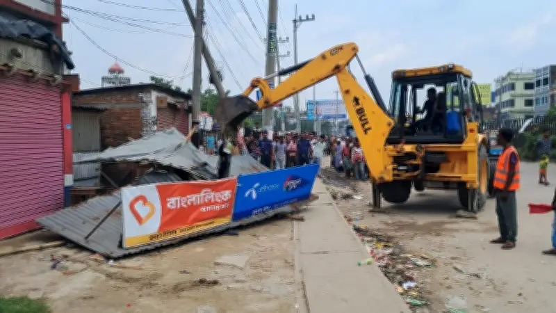 ত্রিশালে নজরুলজয়ন্তী উপলক্ষে মহাসড়কের অবৈধ স্থাপনা উচ্ছেদ