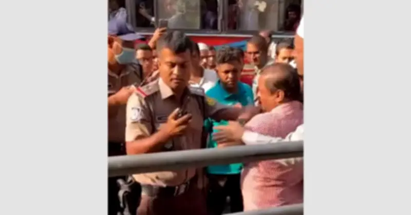 শাহবাগে স্বরাষ্ট্র মন্ত্রণালয়ের কর্মী ও ট্রাফিক পুলিশের ধস্তাধস্তি