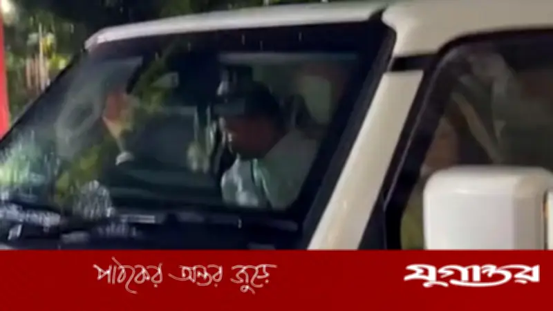 বৃষ্টিতে স্ত্রী নিয়ে নিজেই গাড়ি চালালেন প্রধানমন্ত্রী তারেক রহমান