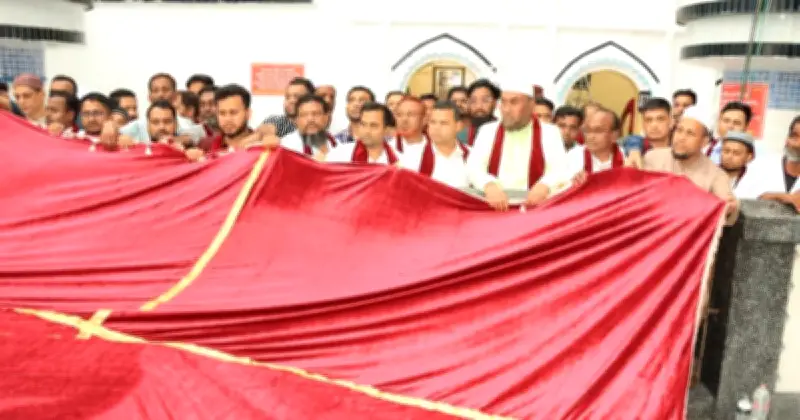 প্রধানমন্ত্রীর পক্ষ থেকে শাহজালাল (রহ.) মাজারে গিলাফ ছড়ানো