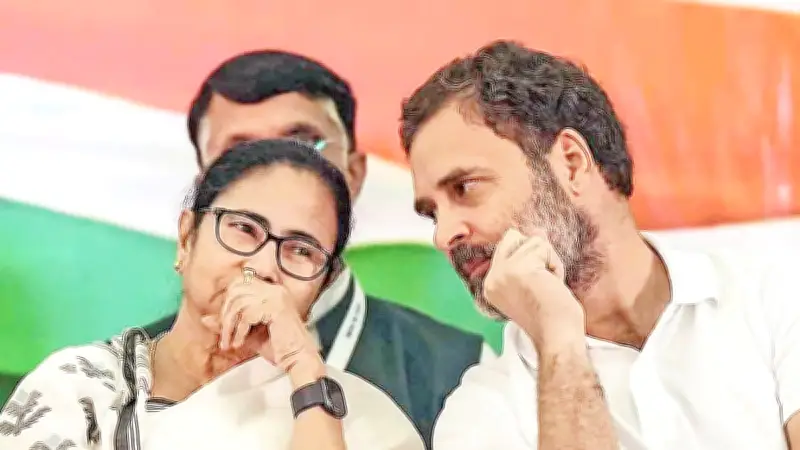 রাহুল গান্ধীর সাহচর্যে জোট-রাজনীতি মমতার একমাত্র ভরসা