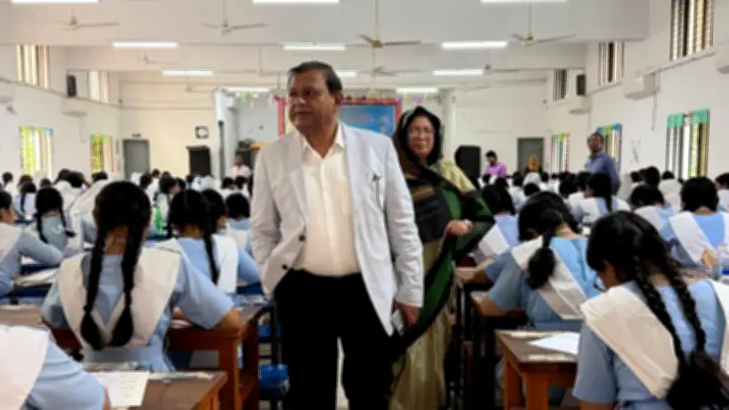 মাউশি সচিবের এসএসসি পরীক্ষাকেন্দ্র পরিদর্শন