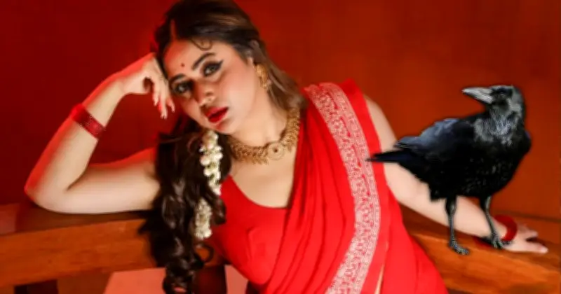 কাকের প্রতি ভালোবাসা আর মস্কো উৎসবে বেনারসি গাউনে ভাবনার প্রতিনিধিত্ব