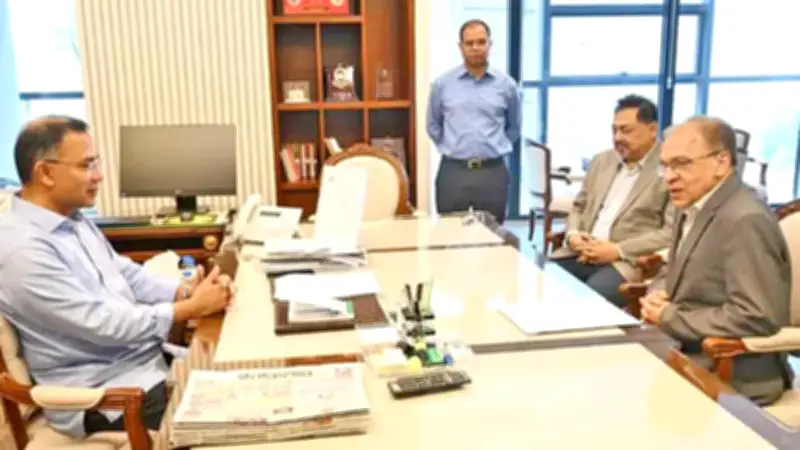 প্রধানমন্ত্রীর সঙ্গে টিআইবি নির্বাহী পরিচালকের সাক্ষাৎ