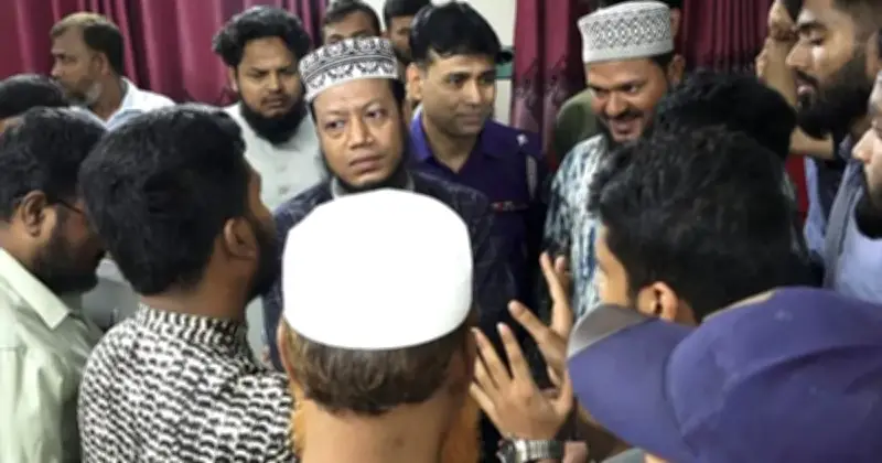 কুষ্টিয়ায় এমপি আমির হামজা ফুটবল টুর্নামেন্ট উদ্বোধনে গিয়ে শিক্ষার্থীদের অবরুদ্ধ