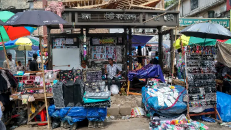ঢাকায় যাত্রীছাউনি দখলে হকার-ভবঘুরে, বসার জায়গা নেই