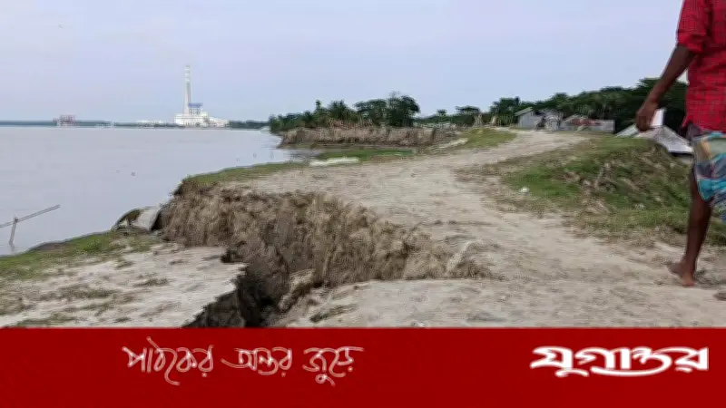 তালতলীতে বেড়িবাঁধে ফাটল, ১৫ গ্রামের মানুষ ঝুঁকিতে