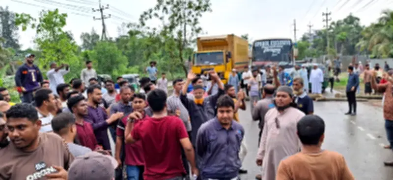 নোয়াখালীতে বেসরকারি বিদ্যুৎকেন্দ্রে চাকরিচ্যুতির প্রতিবাদে সড়ক অবরোধ