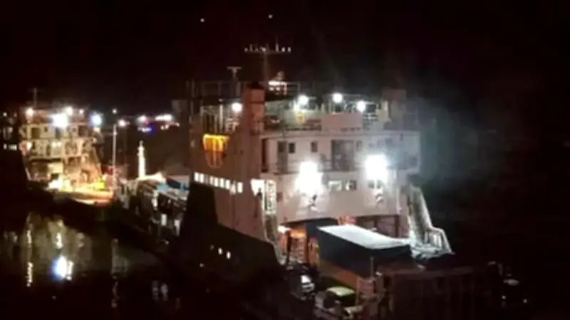 উত্তাল পদ্মায় ফেরি বন্ধ, ঘাটে আটকা শত শত যানবাহন