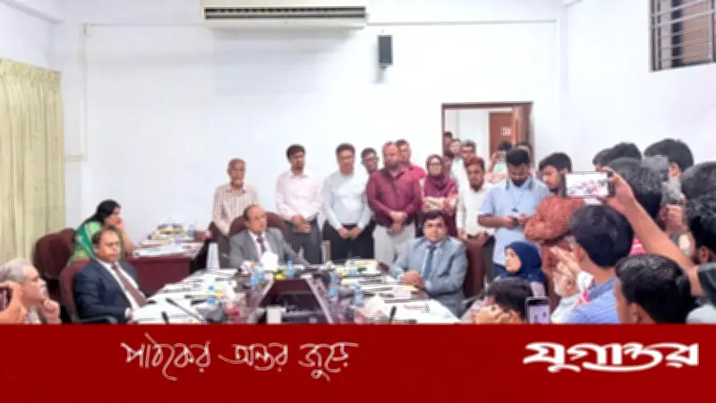 সিন্ডিকেট সভায় উত্তেজনা, শনিবারে বাস চালুর অনুমোদন দিল ঢাবি প্রশাসন