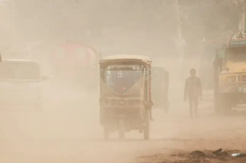 বায়ুদূষণে শীর্ষে রাজধানী ঢাকা, আইকিউএয়ারের পরামর্শ